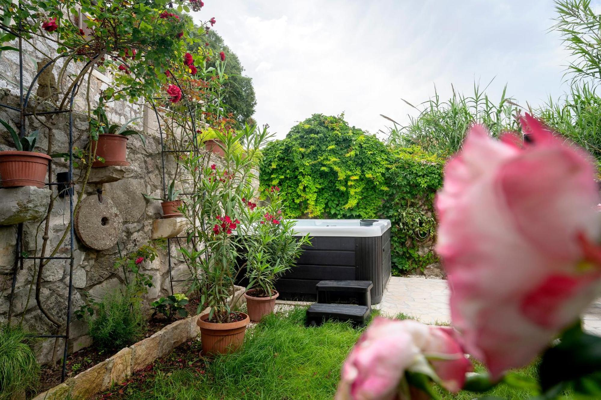 Holiday Home Skala With Hot Tub & Kala With Terrace Pitve Exterior photo